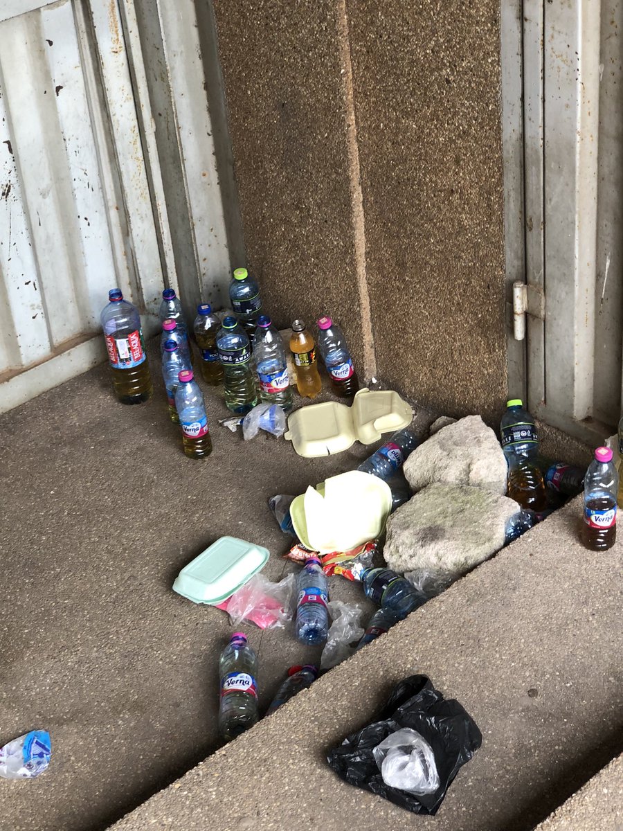 prinxbyk's tweet image. 🚨 Shocking sight at Baba Yara Sports Stadium! 
As the Ghana Armed Forces recruitment is ongoing , people intentionally urinate in plastic bottles and leave them scattered everywhere. 

This isn’t just unhygienic, it’s a health hazard and environmental disaster waiting to happen.…