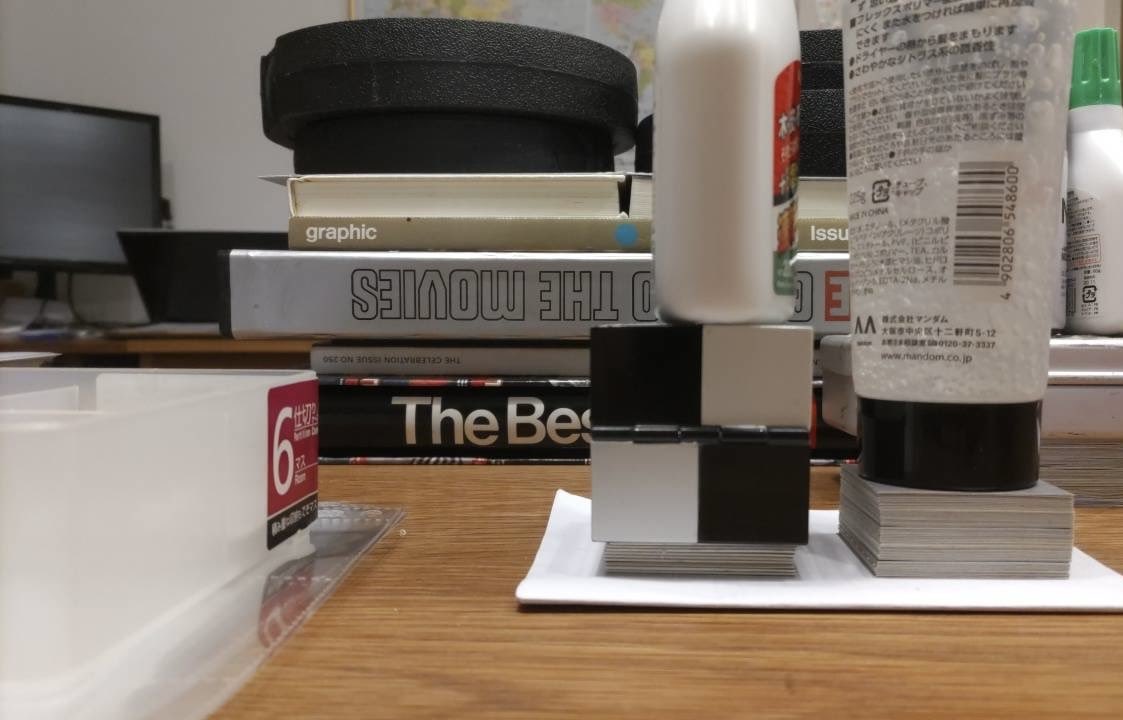 l9o2v4e0's tweet image. 吟遊光路新作、貼り合わせ終わり👍相方の自宅リビングにて乾燥され中w 本の間にも挟まってますwちなみに以前、私がお邪魔した時、奥様がドラマ見ながら泣いていて、お子さんが横で宿題してました🥰自宅シールです❣️