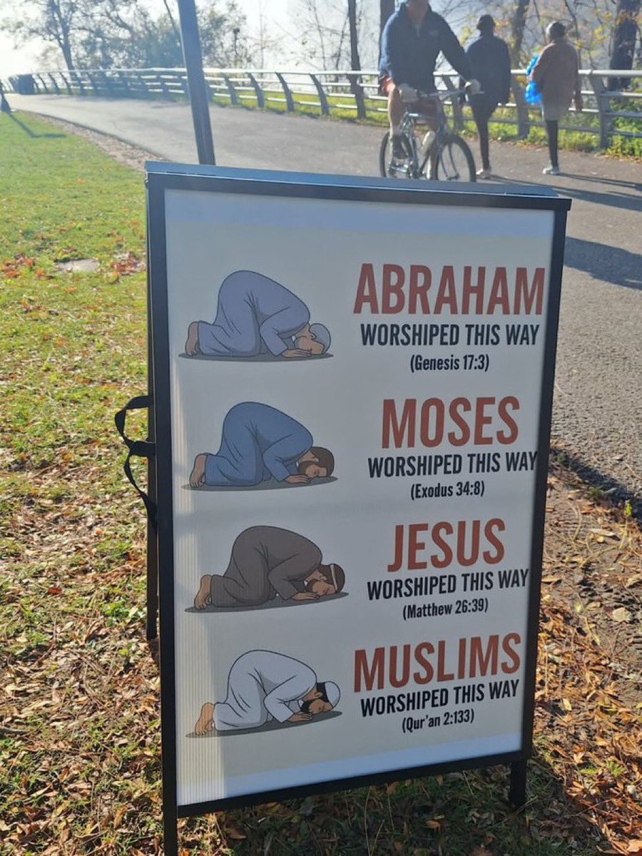 🔴 ABD'de parklara asılan bir davet reklamı: 

İbrahim bu şekilde ibadet etti.
Musa bu şekilde ibadet etti.
İsa bu şekilde ibadet etti.

Müslümanlarda bu şekilde ibadet ediyor.