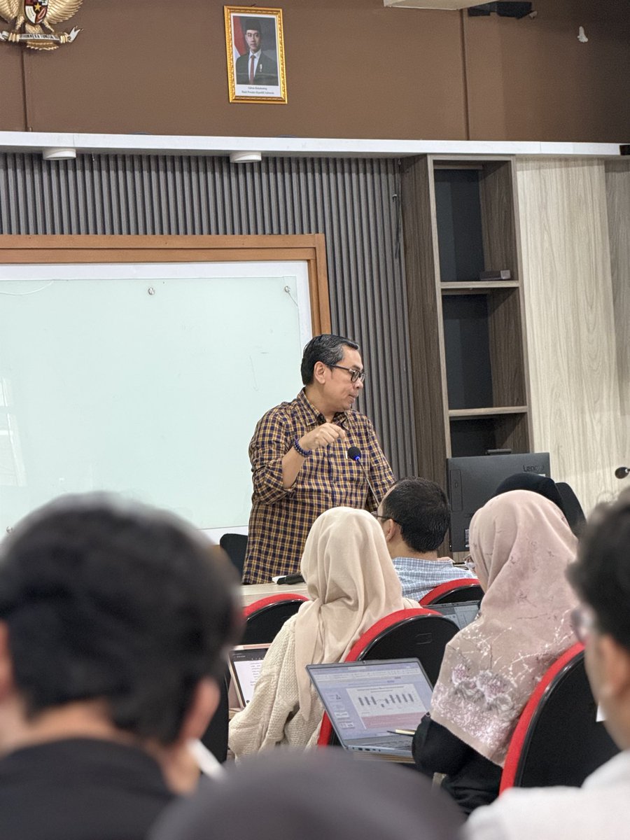 Mas <a href="/prastow/">Prastowo Yustinus</a> tadi sy minta ngajar di kelas saya di FH UGM, khususnya bicara filsafat keadilan Rawls dan relevansi pada kebijakan hukum. Tengah ngajar, ia termenung, mendapat info ayahnya meninggal dunia. Mas, titip salam buat ayah, cepat atau lambat kita semua akan menyusul.