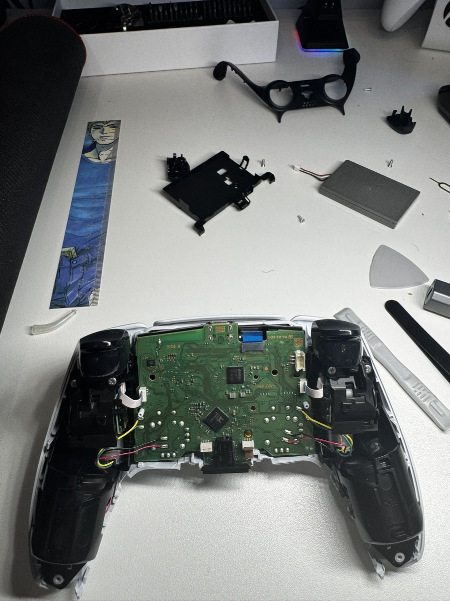 Так ребята, джойстику два года с хвостиком. Сегодня ощутил дискомфорт в правом стике. Такое чувство будто забился, разобрав не обнаружил загрязнения. Что это может быть? Стик словно не смазан по ощущению «залипает»