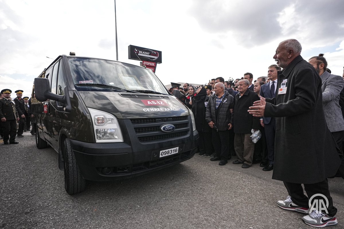 Şehitlerimizi uğurluyoruz... Gürcistan-Azerbaycan sınırında düşen "C130" tipi askeri kargo uçağında şehit olan askerler, son yolculuklarına uğurlanıyor.

Fotoğraf: <a href="/Akin_Celiktas/">Akın Çeliktaş</a> , <a href="/dgknksknklc/">Dogukan Keskinkılıç</a> , <a href="/MetinMeteAkts/">Metin Aktaş</a>