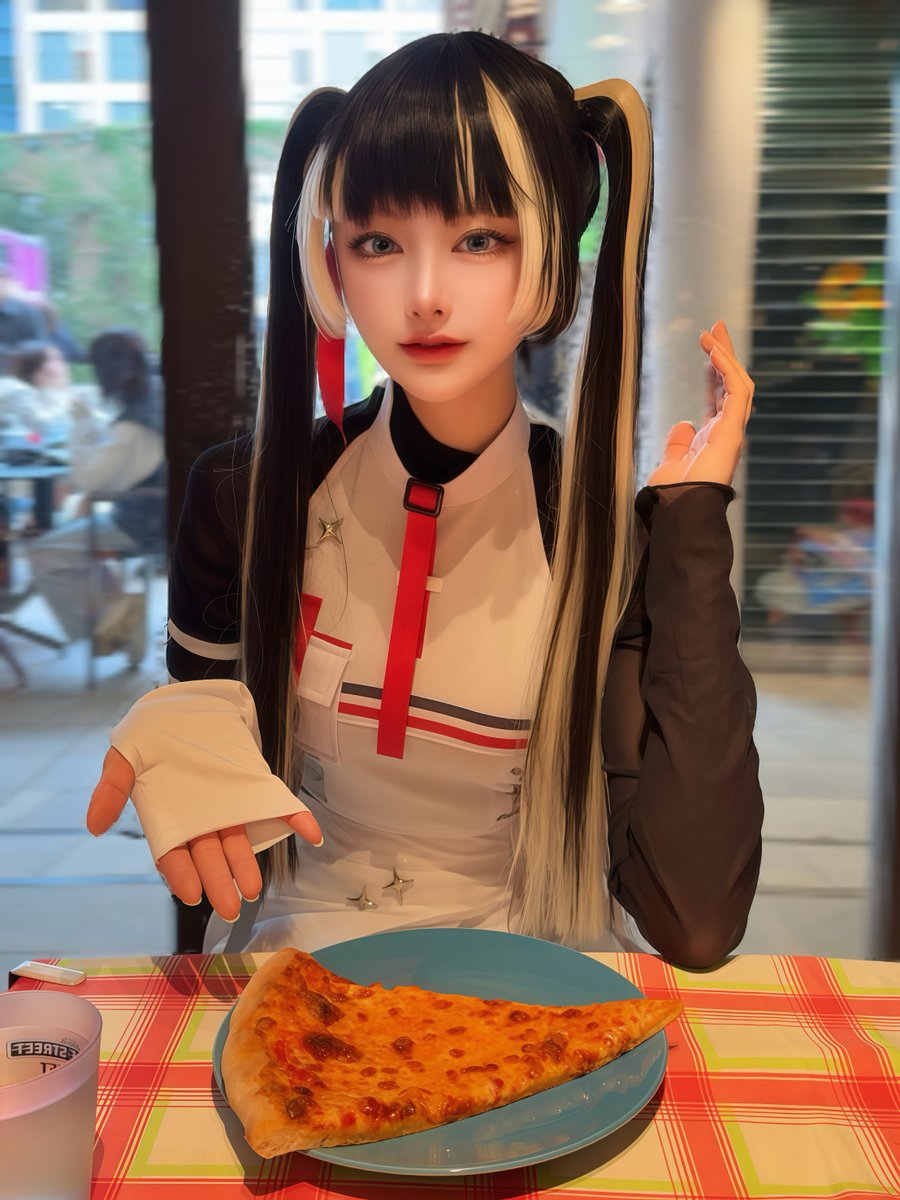 cos 

ホロライブ /  Hololive
儒烏風亭らでん /  Juufuutei Raden
.
でっかいピザだよ〜🍕
.