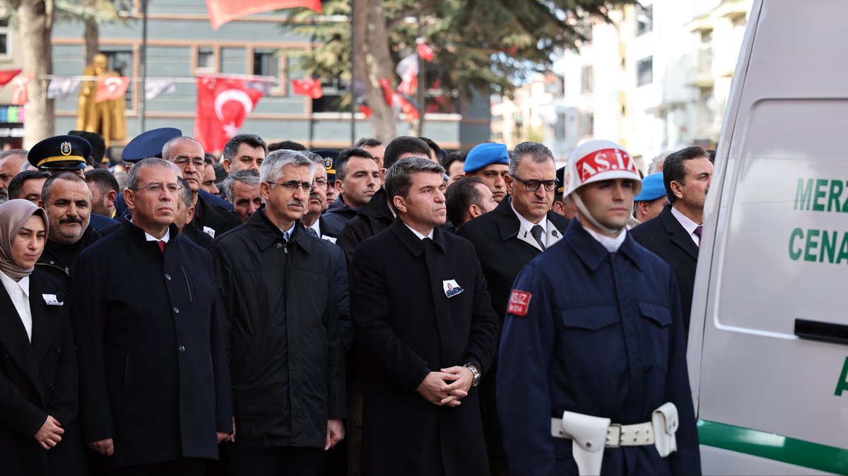 AmasyaValiligi's tweet photo. 📍 Gümüşhacıköy

Askeri uçağımızın düşmesi sonucu Şehit olan Amasyalı Hemşehrimiz Hamdi Armağan KAPLAN için düzenlenen Cenaze Töreni; Şehitlerimizin Kıymetli Ailelerinin yanı sıra Mülki ve Askeri Erkân ile vatandaşlarımızın katılımıyla gerçekleştirildi.

#VatanSizeMinnettar 🇹🇷 https://t.co/CvYHbTJ61x