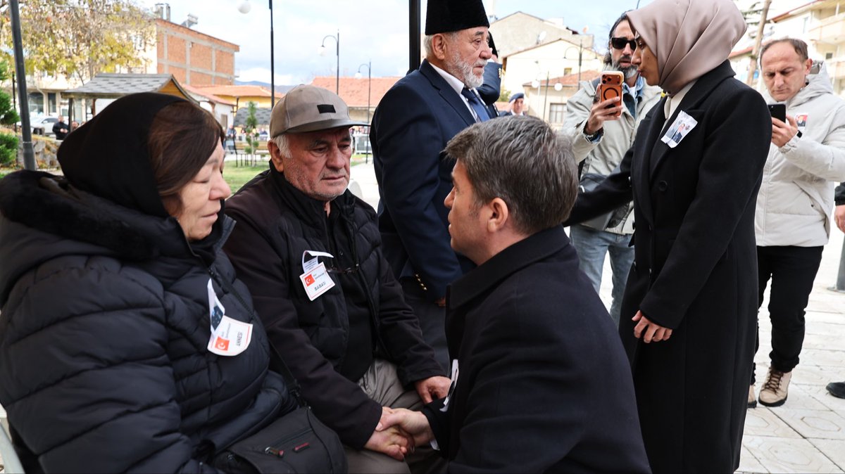 AmasyaValiligi's tweet photo. 📍 Gümüşhacıköy

Askeri uçağımızın düşmesi sonucu Şehit olan Amasyalı Hemşehrimiz Hamdi Armağan KAPLAN için düzenlenen Cenaze Töreni; Şehitlerimizin Kıymetli Ailelerinin yanı sıra Mülki ve Askeri Erkân ile vatandaşlarımızın katılımıyla gerçekleştirildi.

#VatanSizeMinnettar 🇹🇷 https://t.co/CvYHbTJ61x