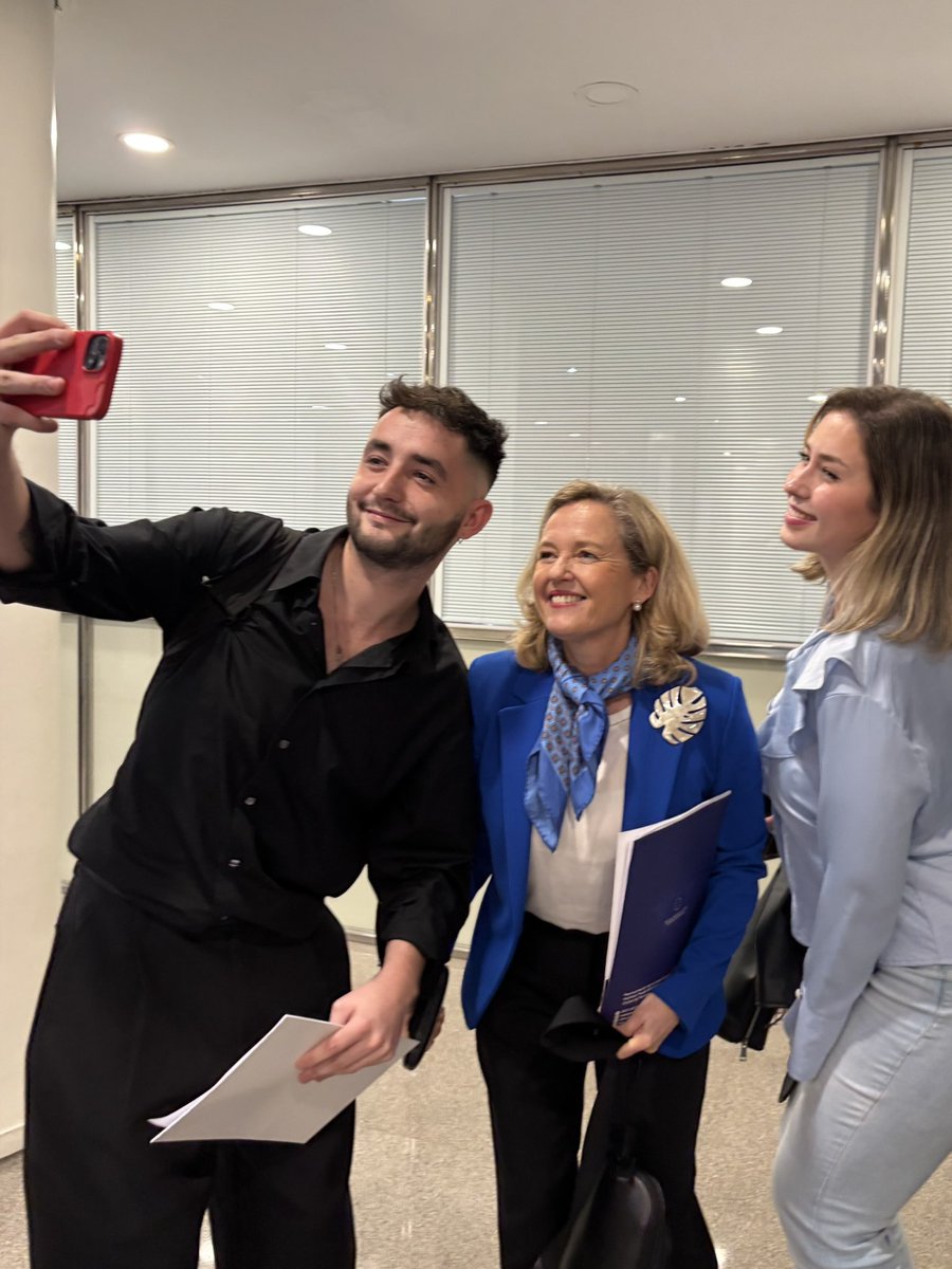 toniaira's tweet image. Gracias, @NadiaCalvino, por el momento con los alumnos del @MasterCompolin ✨ Y enhorabuenísimas por la distinción Public Figure of the Year 2024, concedido por la @bsm_upf 🙌🏼