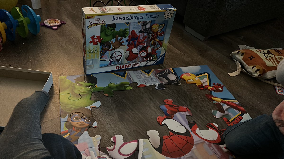 RobbertTech's tweet image. Puzzeltje leggen met de kleine. Die is helemaal into Spidey.#Amazing #Friends