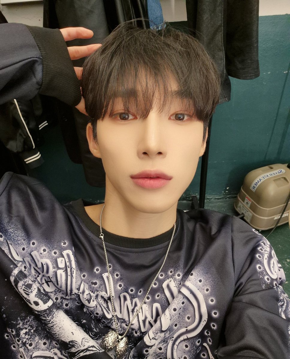 DONE_OFFICIALJP's tweet image. [#ジェフン]

風邪をひかないようにマフラーもして🧣暖かくしましょう😌

#ディーワン #D_ONE #디원
#JAEHOON #재훈