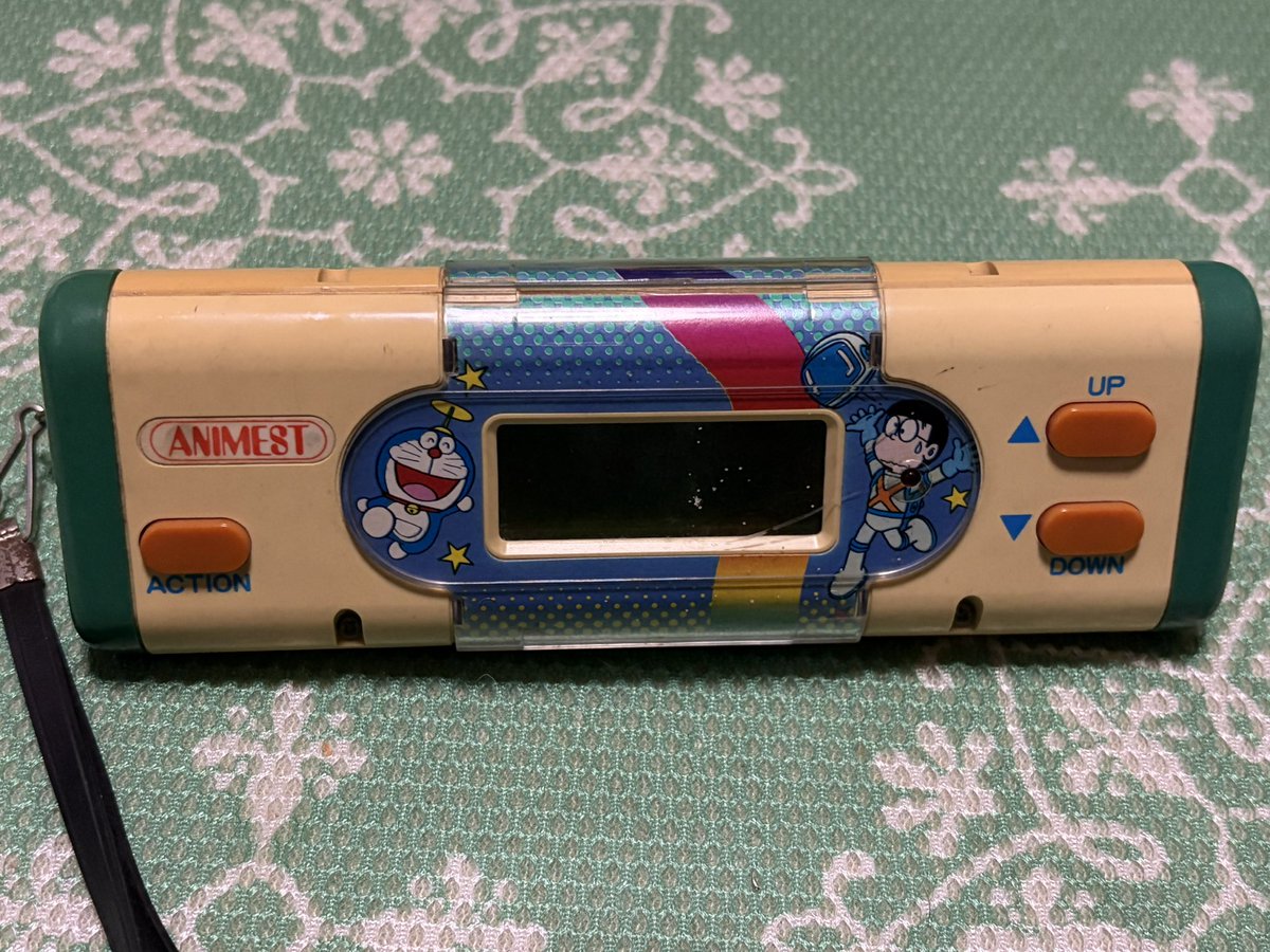 ①こちらのゲームウォッチを購入したけど、電池フタがなくて