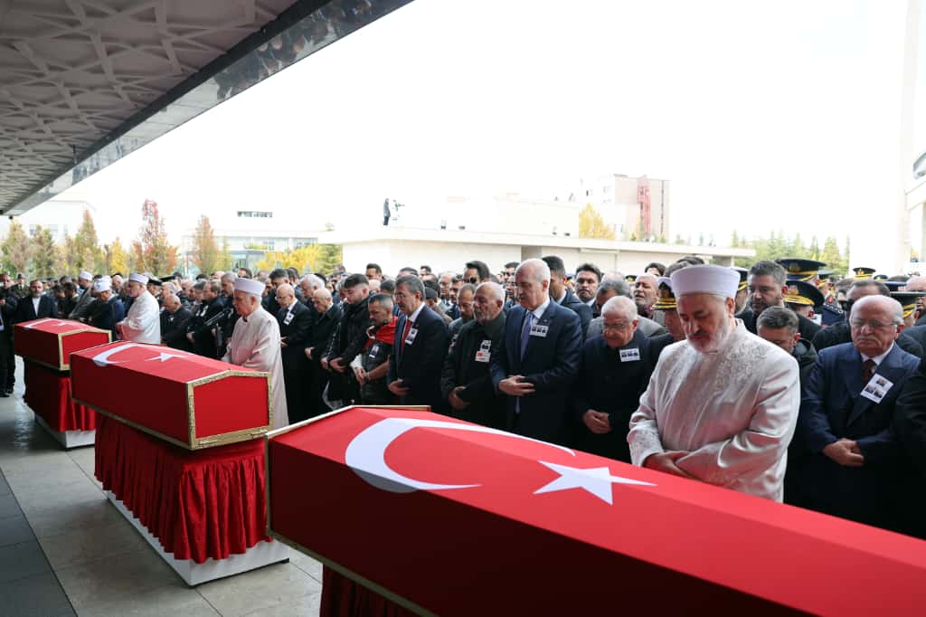 tcsavunma's tweet photo. C-130 tipi askerî kargo uçağımızın Azerbaycan-Gürcistan sınırında düşmesi sonucu şehit olan 20 kahraman silah arkadaşımızdan üç şehidimiz için Ankara Ahmet Hamdi Akseki Camisi'nde cenaze töreni düzenlendi. 

Kahraman şehitlerimiz Hava Pilot Üsteğmen Cüneyt Kandemir, Hava Uçak Bakım Astsubay Kıdemli Başçavuş Ümit İnce ve Hava Ulaştırma Uzman Çavuş Cem Dolapci için cuma namazını müteakip cenaze namazı kılındı. 

Cenaze törenine TBMM Başkanı Numan Kurtulmuş, Cumhurbaşkanı Yardımcısı Cevdet Yılmaz, Millî Savunma Bakanı Yaşar Güler, Dışişleri Bakanı Hakan Fidan, Hazine ve Maliye Bakanı Mehmet Şimşek, Tarım ve Orman Bakanı İbrahim Yumaklı, Genelkurmay Başkanı Orgeneral Selçuk Bayraktaroğlu, Kuvvet Komutanları, şehitlerimizin yakınları ve vatandaşlar katıldı.

#MillîSavunmaBakanlığı 
#YaşarGüler
