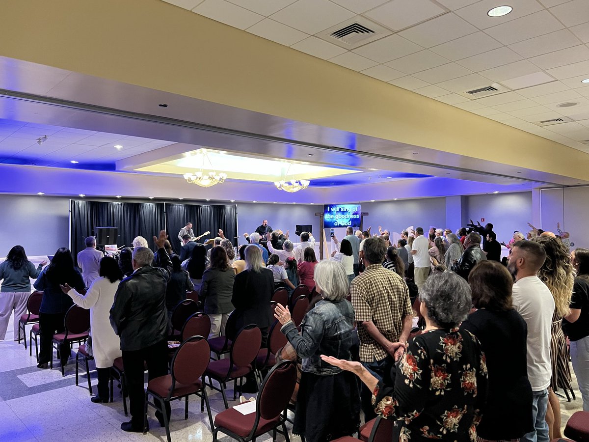 Rob_DeLuca's tweet photo. Houma, Louisiana: meetings with Tommy Combs down in the Bayou. Over 25 saved, many healed and baptised in the fire of God. The last pic is at Whataburger, preached the gospel to these guys sitting next to me, they got saved while everyone in the place watched. #revival https://t.co/IQEkTQ3X8P