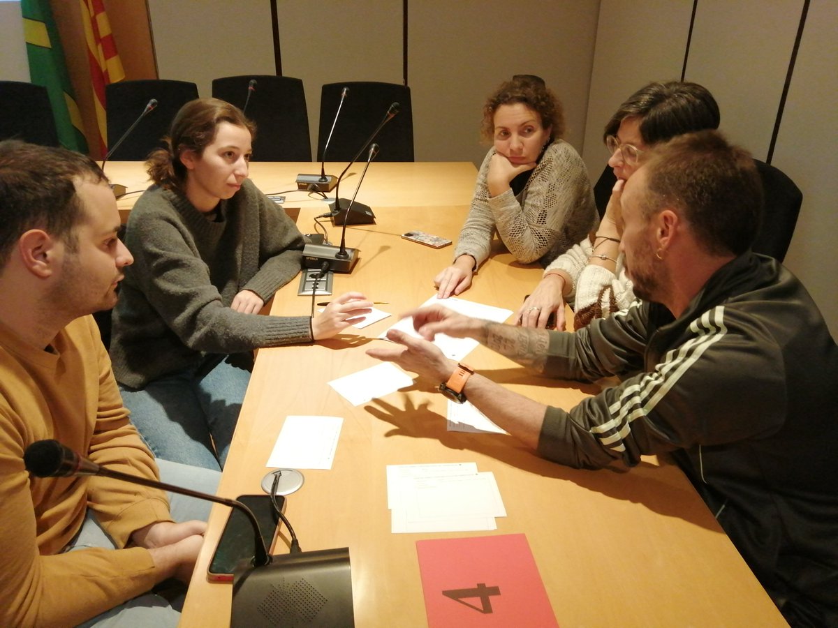 eidossocial's tweet photo. Ahir va tenir lloc la darrera reunió plenària del #Consell de la Vila de @SantJoanV amb la visita de @sindicdegreuges, l'exposició de diferents temes d'interès per la vila i el debat de la ciutadania. #participacio #eidosds https://t.co/UOQU8iP8DR