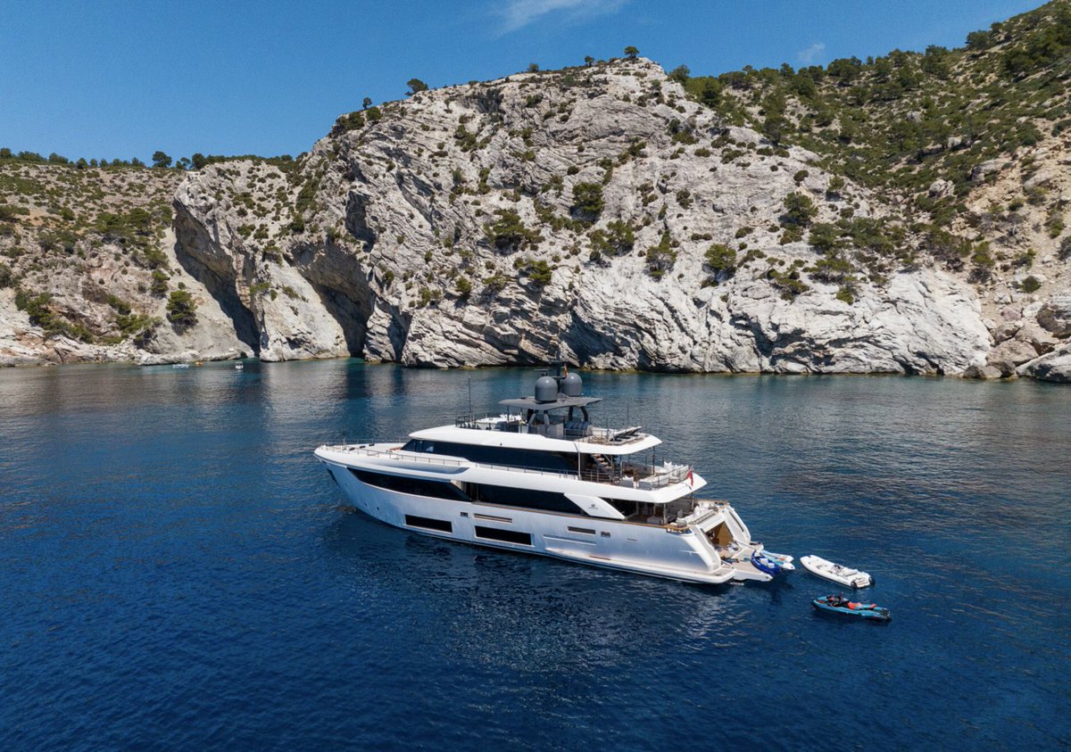 🍾SOLD: 33m Custom Line motor yacht Mac One✨

The 33-metre Custom Line Yacht motor yacht Mac One has been sold, with Pedro Millet of Viudes Yachts acting on behalf of the buyer and Andrew Bond of Edmiston Yachts  representing the seller.

👉🏻Read more: superyachttimes.com/yacht-news/cus…