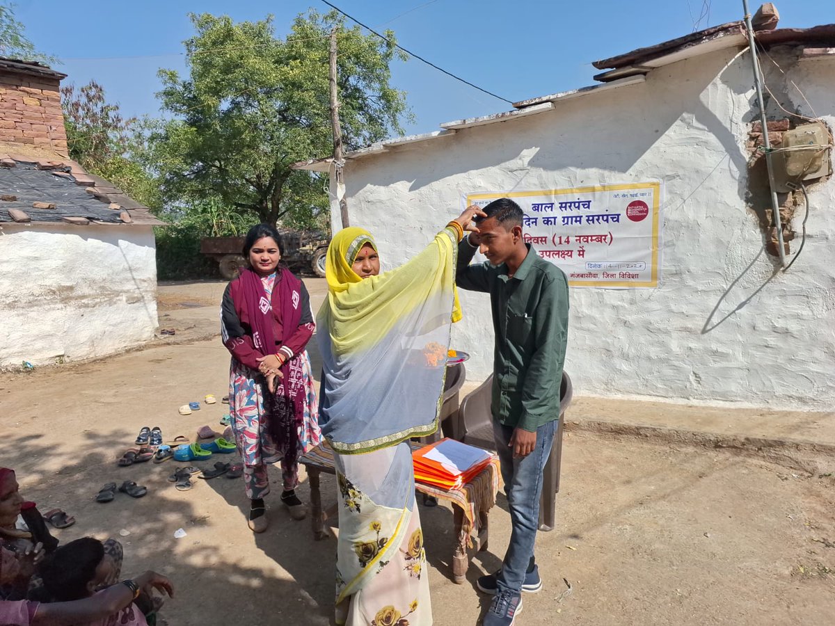 smgc_official's tweet photo. बाल दिवस के अवसर पर, #SMGC और #KSCF द्वारा आज 7 राज्यों के 133 बाल मित्र ग्रामों (BMGs) में विशेष कार्यक्रम “बाल सरपंच – एक दिन का ग्राम सरपंच” आयोजित किया गया।
इस प्रेरणादायक पहल में 133 बच्चों ने एक दिन के लिए ग्राम सरपंच की ज़िम्मेदारी संभाली, पंचायत बैठक चलाई, गांव की समस्याएँ पहचानी, निरीक्षण किया और समाधान भी तय किए।
बच्चों ने स्कूल की गुणवत्ता, सुरक्षा, आंगनवाड़ी की स्थिति, स्वच्छता, पानी, शौचालय, नशा-मुक्ति, सोशल मीडिया की लत और पर्यावरण संरक्षण जैसे मुद्दों पर पूरी समझदारी और आत्मविश्वास के साथ अपने विचार रखे।
यह पहल साबित करती है कि बच्चे सिर्फ भविष्य नहीं, आज के परिवर्तनकारी नेता हैं।
#ChildrensDay2025 #compassion #compassionateaction
@k_satyarthi @sumedhakailash @as_satyarthi @KSCFIndia