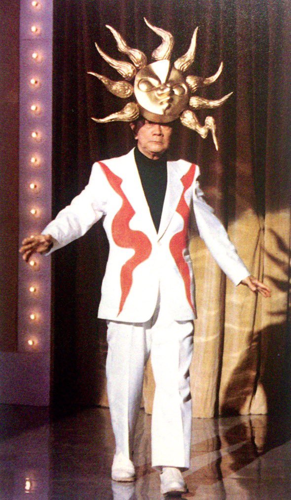 1984年の第12回欽ちゃんの仮装大賞で審査員を務めた岡本太郎さんは当時人気のあった特撮番組タローマンの仮装をされていました