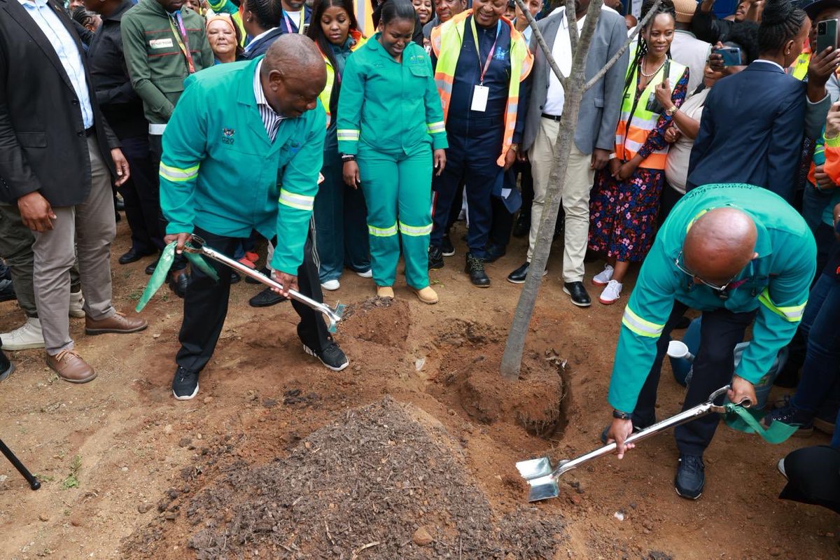 PresidencyZA's tweet photo. ๐ฟ๐ฆPresident @CyrilRamaphosa took a guided tour of Walter Sisulu Square during the CEO-City Cleanup activation earlier today. He also took part in a symbolic tree planting ceremony at the centre of the square to mark the official launch of the programme.
#CEOsCleanUpJoburg
#TheJoburgWeAllWant