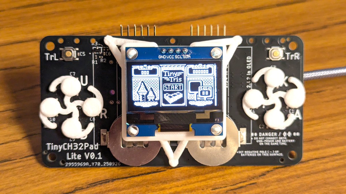 kuktonian's tweet image. なんとー！　現在開発中のゲーム機・Tiny CH32 Pad Lite V0.1をお借りしました。日曜日の #技術書典（池袋）で展示します。
【け04】@kuktonian でお待ちしています。
#UIAPduino の実力を是非みてくださいね💡
techbookfest.org/product/sDGEXY…