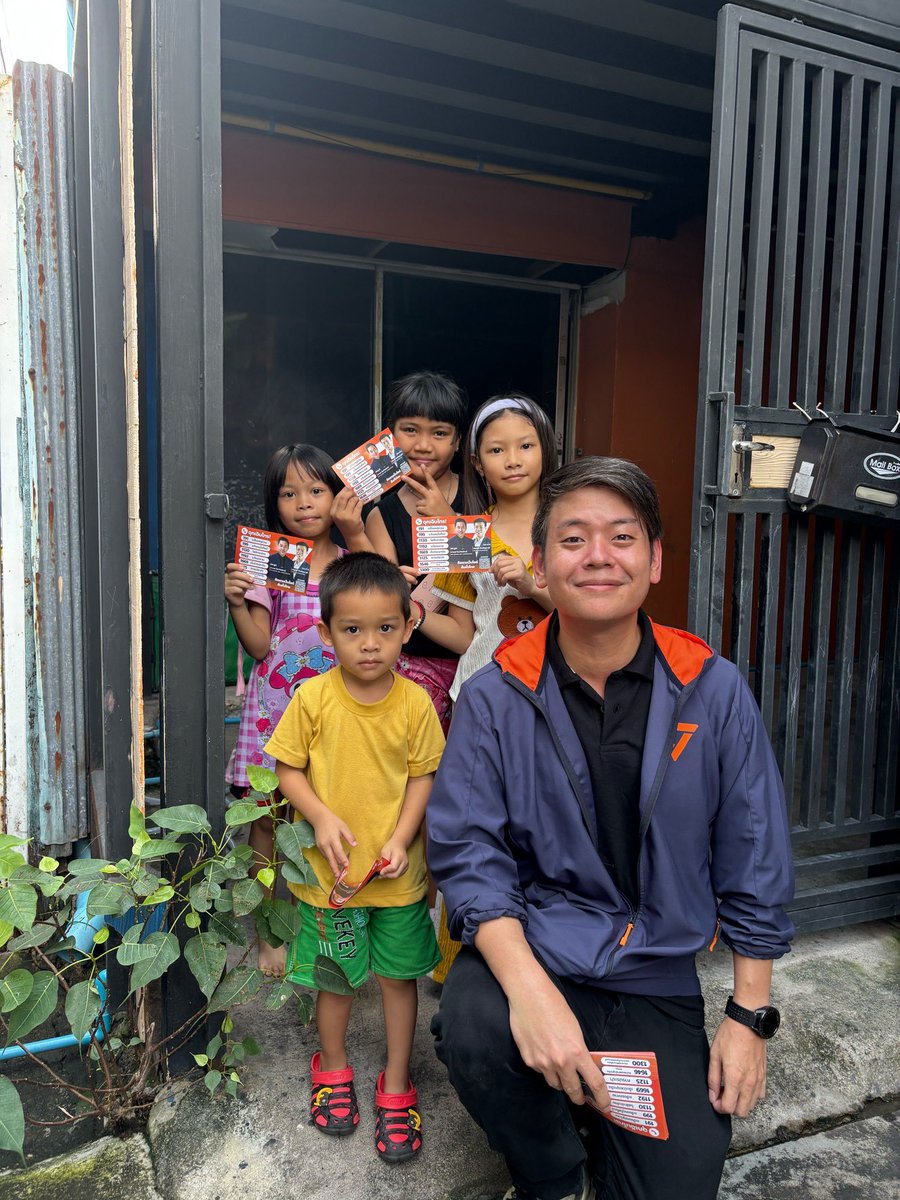 MickPple's tweet photo. ลงพื้นที่ชุมชนถนนวัดสุคันธาราม ���ระชาสัมพันธ์โครงการตรวจสายตา + แว่นยาวฟรี 15 พ.ย. 👓✨
ขอบคุณทุกคนที่ต้อนรับอบอุ่น 🙏🧡 ได้ฟังปัญหาเพื่อนำไปประสานแก้ไข
เจอนกขุนทองเลียนเสียง 😂🐦 และเรื่องฮาๆอีกมามายฮะ
พบกันในกิจกรรมของ สปสช. ครับ 👀💫 https://t.co/Gsbmlk4f0f