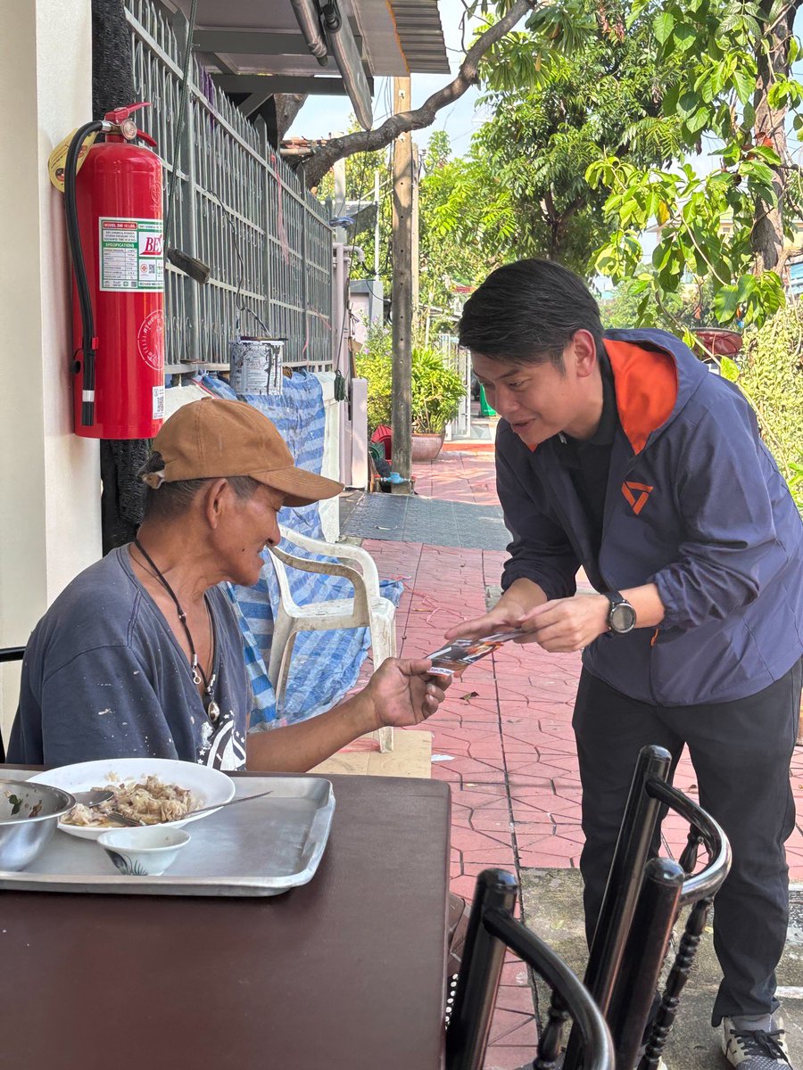 MickPple's tweet photo. ลงพื้นที่ชุมชนถนนวัดสุคันธาราม ���ระชาสัมพันธ์โครงการตรวจสายตา + แว่นยาวฟรี 15 พ.ย. 👓✨
ขอบคุณทุกคนที่ต้อนรับอบอุ่น 🙏🧡 ได้ฟังปัญหาเพื่อนำไปประสานแก้ไข
เจอนกขุนทองเลียนเสียง 😂🐦 และเรื่องฮาๆอีกมามายฮะ
พบกันในกิจกรรมของ สปสช. ครับ 👀💫 https://t.co/Gsbmlk4f0f