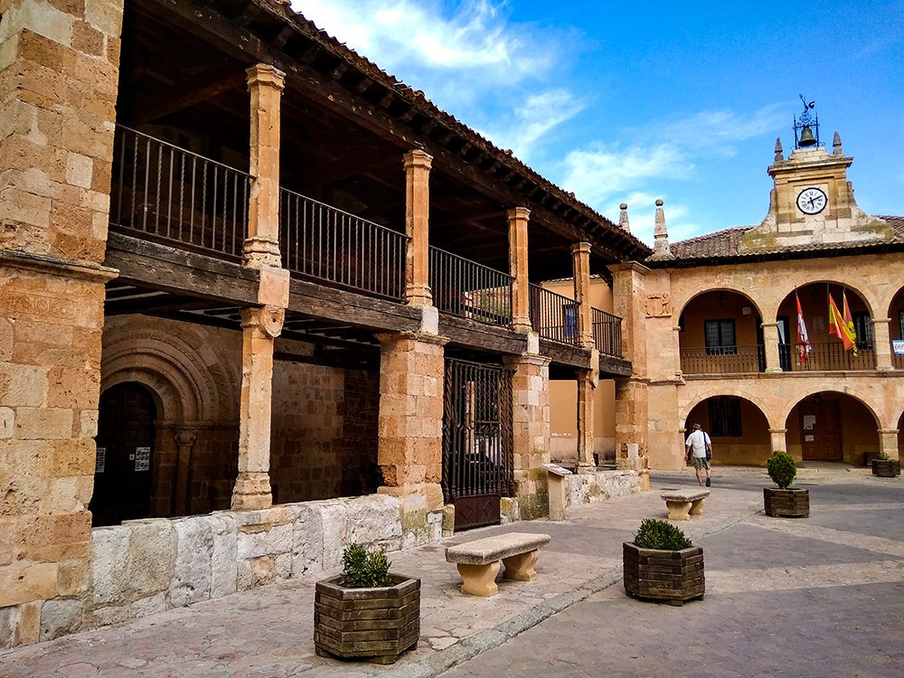 Segoviabuenplan's tweet image. La Plaza Mayor de #Ayllón es un conjunto histórico con iglesia románica de San Miguel, edificios porticados, como el ayuntamiento,  y la fuente de los Catro Caños. Descubre más en
segoviaunbuenplan.com/pueblos-encant…
#Segovia #LaGranjaDeSanIldefonso #Turismo #TurismoRural #Pedraza