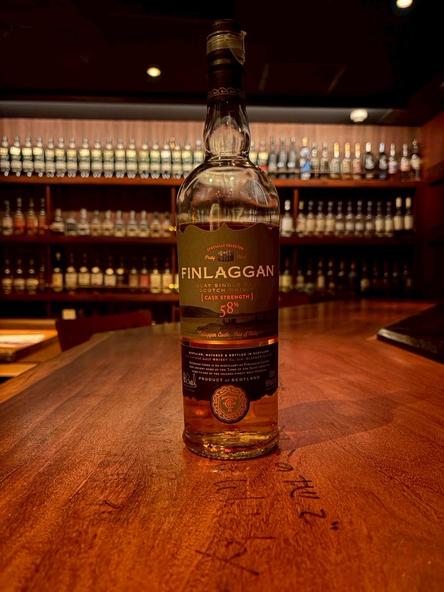 SipBar's tweet image. フィンラガン カスクストレングス

正体不明のアイラモルト「フィンラガン カスクストレングス」

強烈なピートとヨード、樽出しの厚み。
フルーティーな甘みが一瞬の静けさを生み、アイラの謎に酔える、たまらない一本🥃✨

#TWLC
#XWC