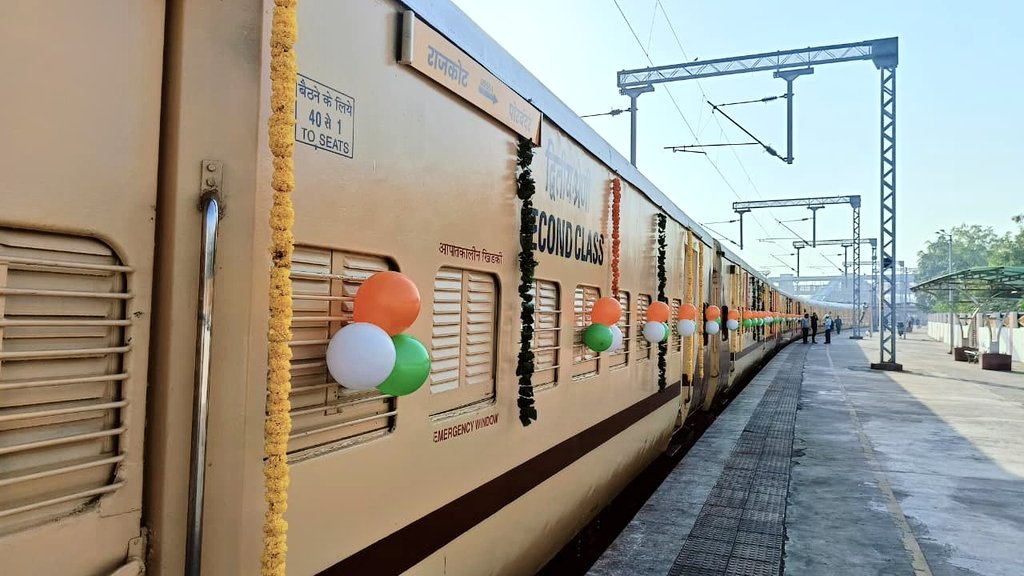 The Rajkot–Porbandar Passenger train began its inaugural run this morning from Rajkot Station and has now successfully arrived at Porbandar.

Enhancing daily connectivity, this new service provides a convenient travel option for passengers, benefitting commuters, students, and