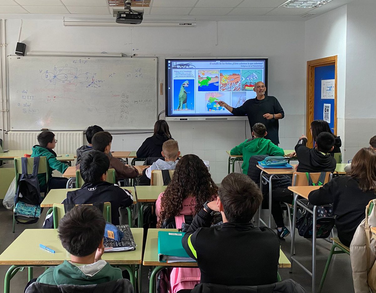 inarvaezp's tweet image. Esta semana hemos estado charlando sobre #fósiles, patrimonio paleontológico, #cocodrilos y #dinosaurios con las clases de 1º de E.S.O. del IES San José de #Cuenca con nuestro proyecto de #divulgación @UNED &quot;Érase una vez en Cuenca. Un viaje al #Cretácico Superior de #LoHueco&quot;