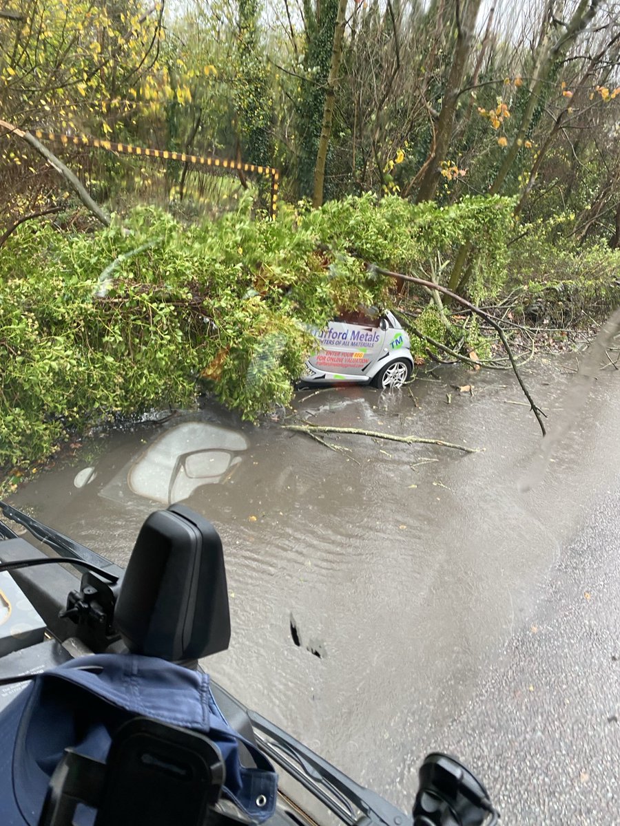 A bit grim in glossop this morning 💨⛈️