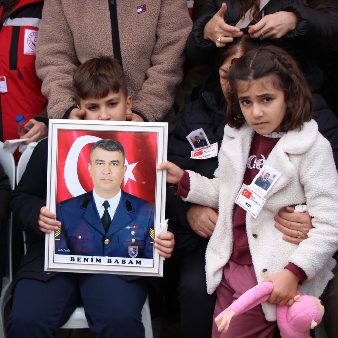 ConflictTR's tweet photo. 🔴 Şehidimiz Hamdi Armağan Kaplan'ın çocukları, babalarıyla 'Benim Babam' yazılı fotoğrafına sarılarak vedalaştı. https://t.co/QBjLjkUQC8