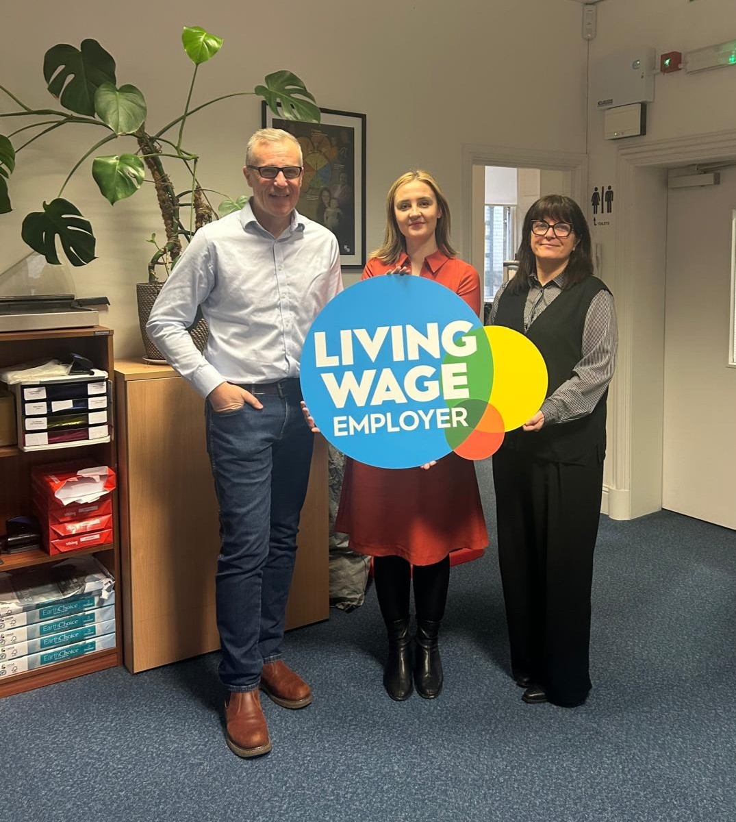 72,000 Scottish workers will receive a pay boost to help with the cost of living, thanks to the @Scotgov's support of the real Living Wage.

Housing Secretary <a href="/MairiMcAllan/">Màiri McAllan</a> visited campaigners to end fuel poverty, Energy Action Scotland, in Glasgow to mark #LivingWageWeek