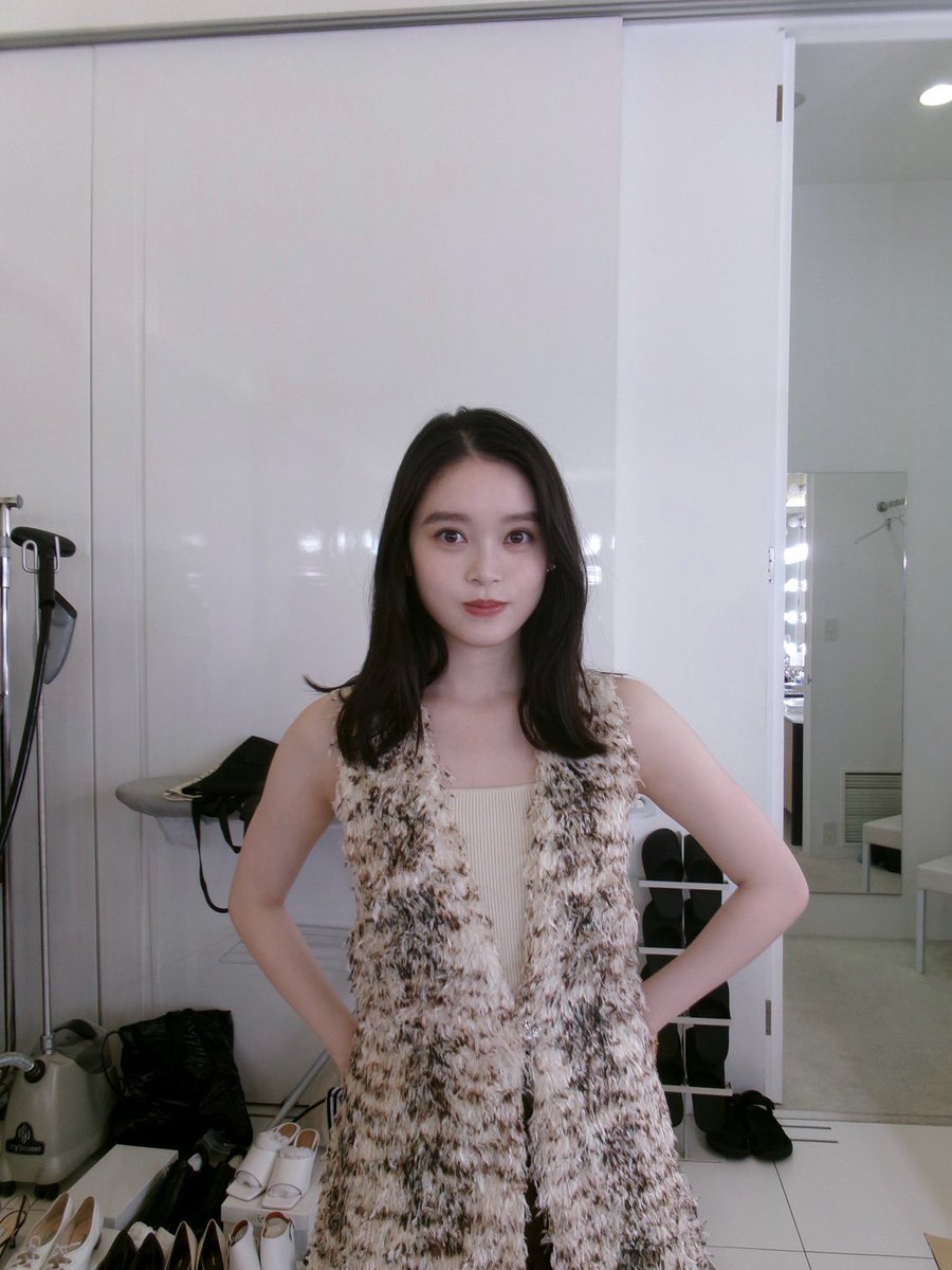 takaishi__akari's tweet image. 「美的 」1月号
表紙を務めさせていただきました。
とても嬉しいです。ありがとうございます！
３つとも違う雰囲気なのでヘアメイクの変化も含めて楽しい撮影でした。11/21発売です☺︎ #美的