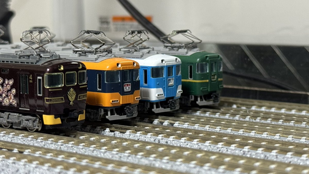 R-E-M-O-U-S tweet media