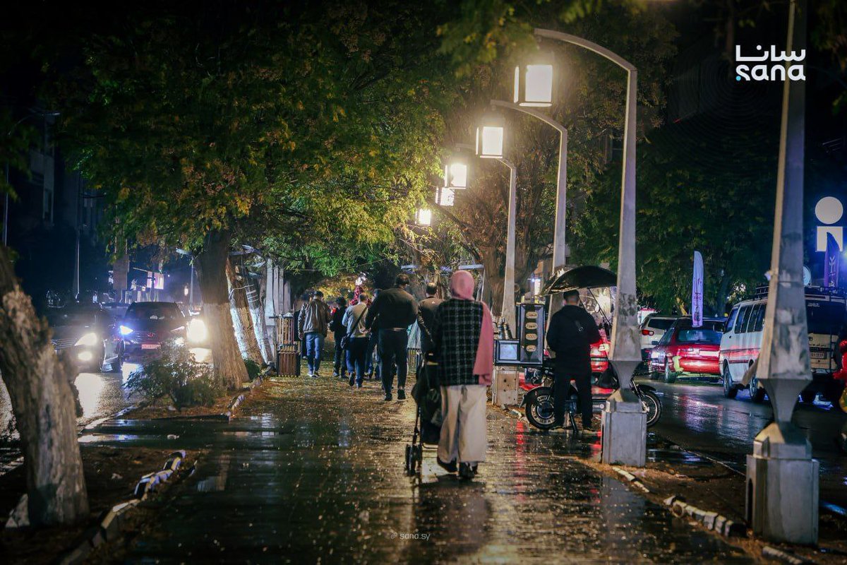 شوارع مدينة حمص ليلاً بعد هطول المطر.