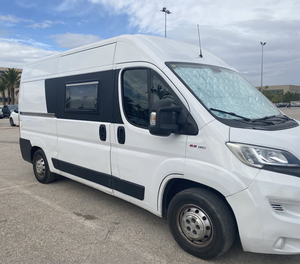 SmallInverstor's tweet photo. Una escapada cortita de Noruega a Alicante. Y cómo no, lleno de noruegos🤣
Además es la primera vez en mi vida que hago un viaje en caravana🤯 
He de decir que es un poco raro el tema de “vivir” en un vehículo y encima tres personas juntas🤣🚐 https://t.co/FFOtDbDGLr