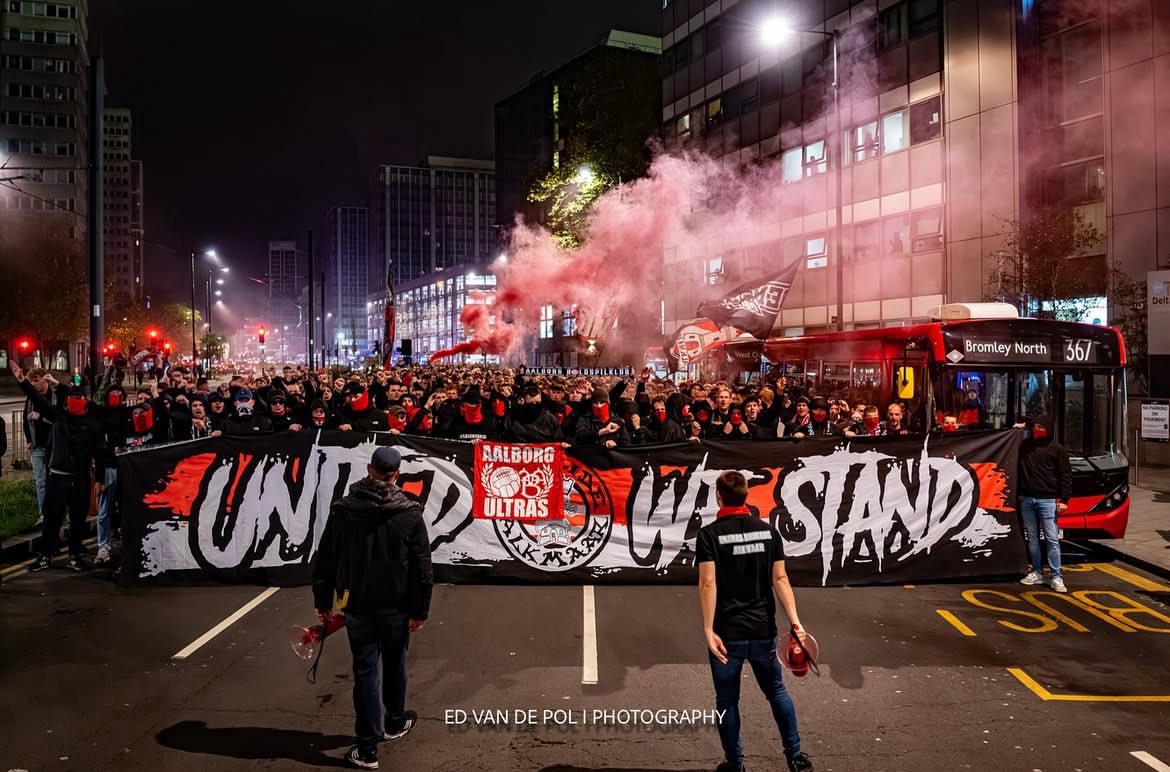 Tussenstand kaartverkoop:

Heerenveen - AZ: +- 400 (600)
FC Twente - AZ: +- 600 (1000) 

Voor beide wedstrijden zijn uitsluitend nog de buskaarten beschikbaar. 

Reis mee met onze trots! 💪🏻