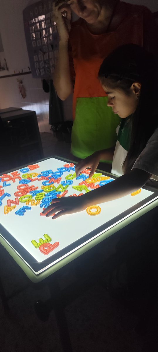 ✨ En nuestra clase de Educación Especial, aprendemos cada día de forma diferente y divertida.
Esta semana hemos trabajado la lectoescritura con la pizarra de luz, una herramienta mágica que despierta la curiosidad y estimula la creatividad del alumnado. 💡📖

#ColegioDiocesanos