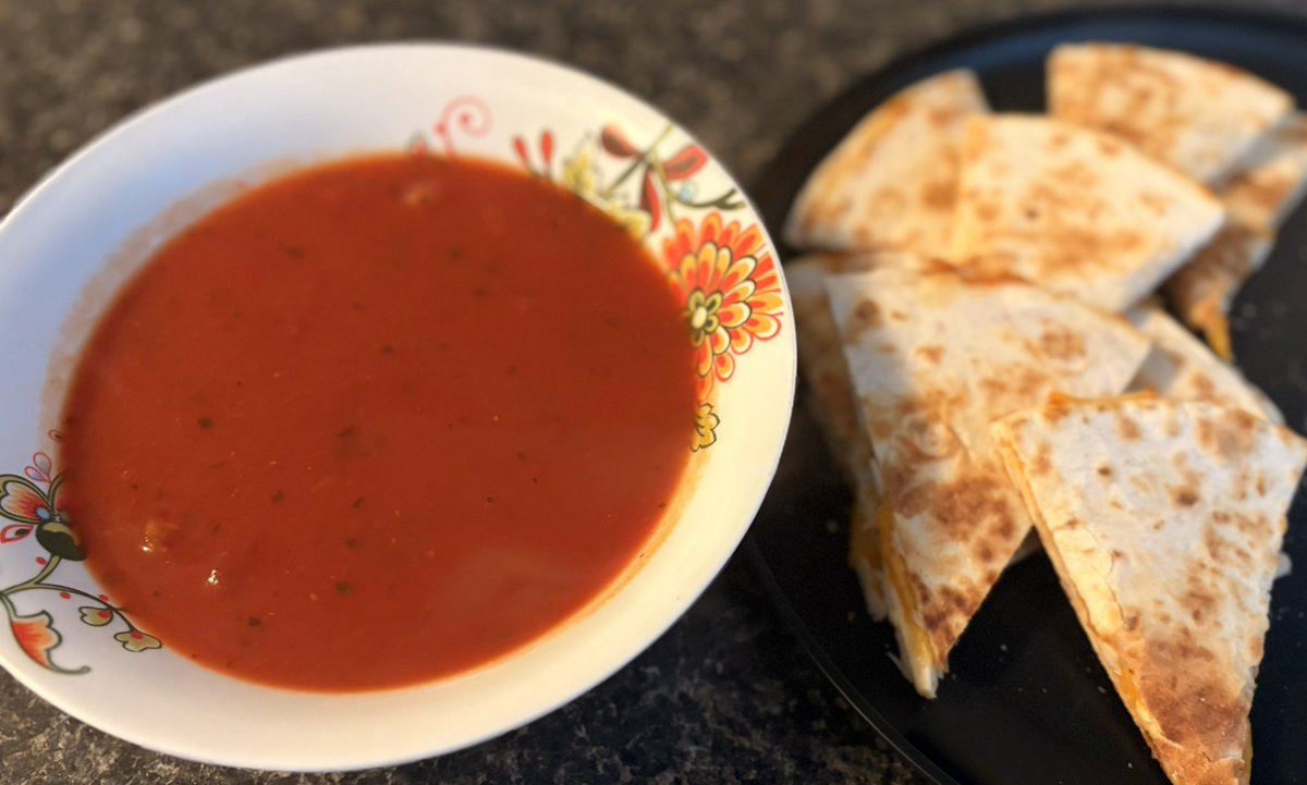 perfect day for some tomato soup and a chicken quesadilla to dunk in it 🤝🏼☺️ 

How’s your friday?