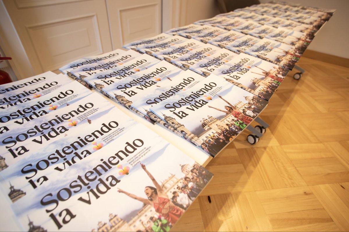 LigaSaludTrans's tweet image. Nuestro trabajo es la compañía. Lo llamamos “acompañamiento” cuando queremos sonar más formales, pero en realidad se llama así, tal cual: compañía, que es pararnos unas al lado de las otras y empezar a caminar.

Lanzamiento informe de derechos humanos “Sosteniendo la vida”