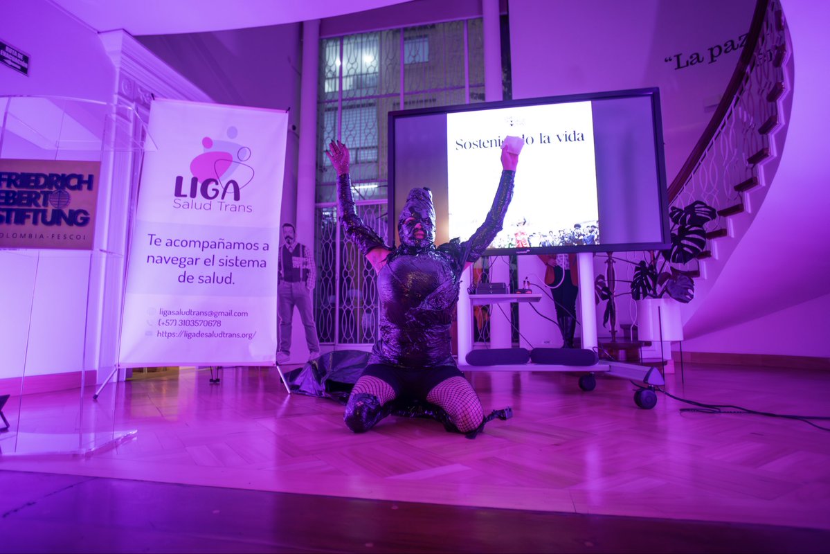 LigaSaludTrans's tweet image. Nuestro trabajo es la compañía. Lo llamamos “acompañamiento” cuando queremos sonar más formales, pero en realidad se llama así, tal cual: compañía, que es pararnos unas al lado de las otras y empezar a caminar.

Lanzamiento informe de derechos humanos “Sosteniendo la vida”