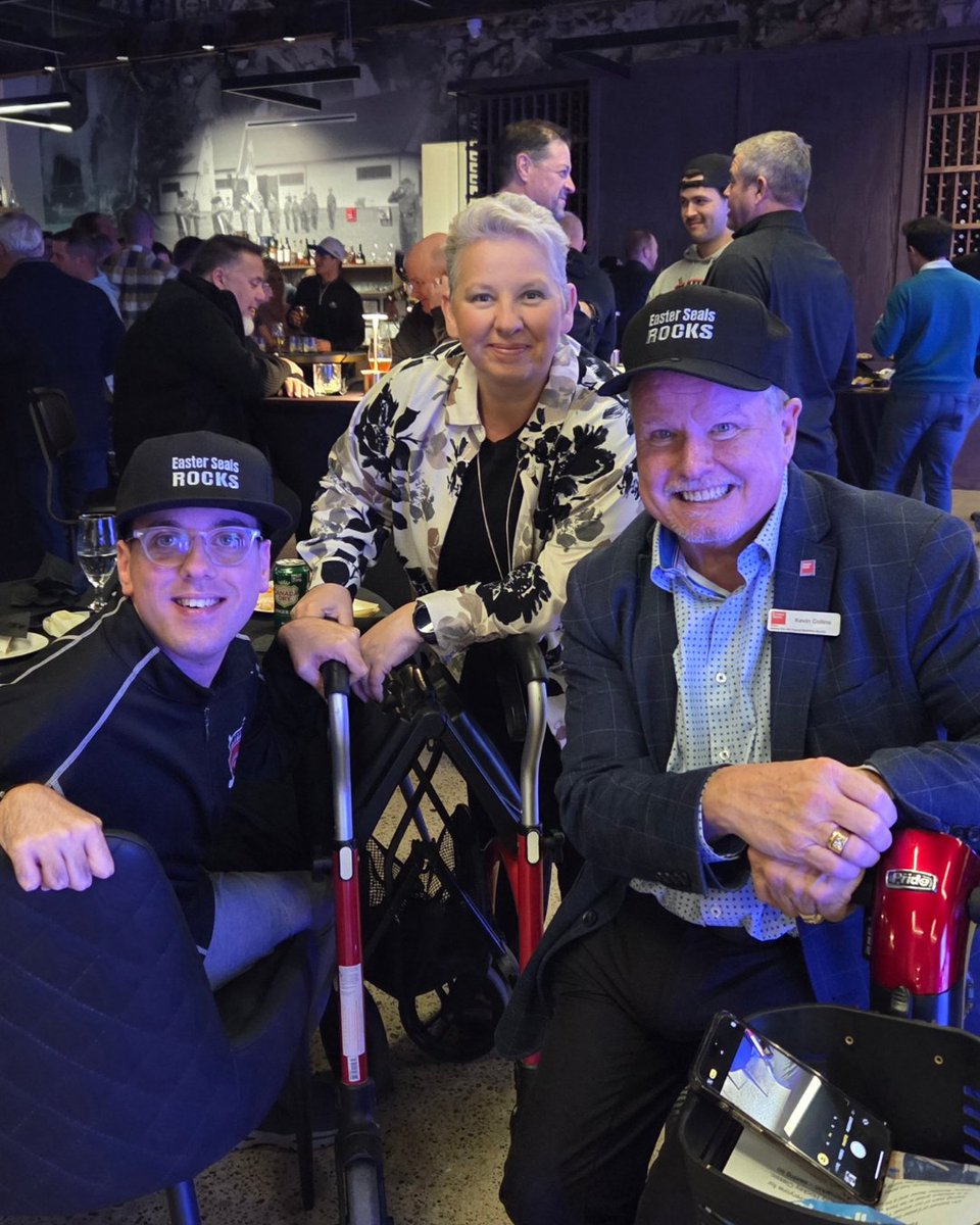 _OSSGA's tweet image. 🏒 The York-Simcoe Celebrity Hockey Classic is on today and the OSSGA team is having a blast supporting @EasterSealsON!

We want to thank everyone who joined our team and helped us raise over $15,000, plus $3,000 worth of toys, for Easter Seals Ontario!