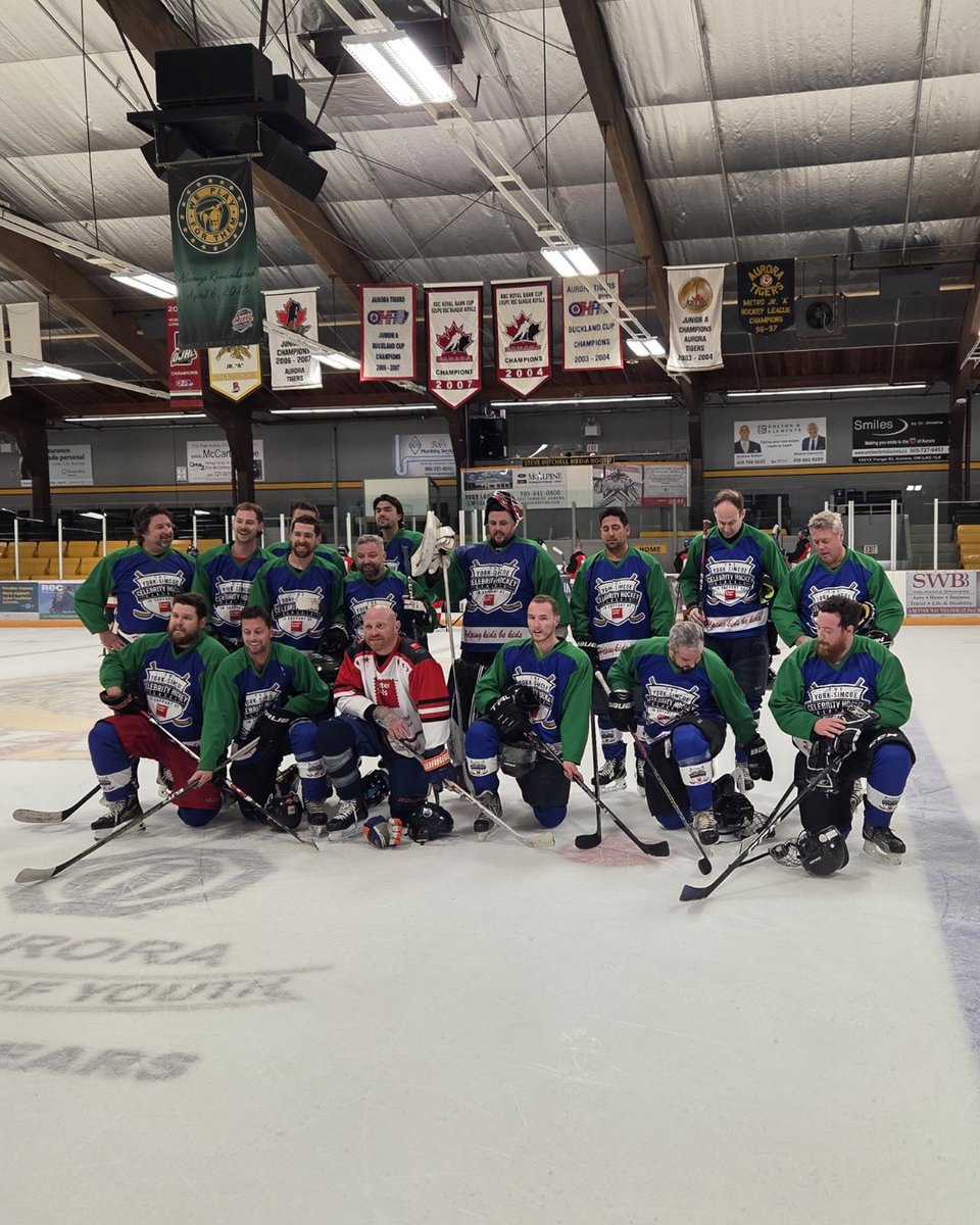 _OSSGA's tweet image. 🏒 The York-Simcoe Celebrity Hockey Classic is on today and the OSSGA team is having a blast supporting @EasterSealsON!

We want to thank everyone who joined our team and helped us raise over $15,000, plus $3,000 worth of toys, for Easter Seals Ontario!