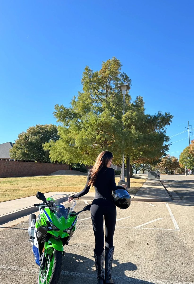 EdieOnEdgekk's tweet photo. The coolest cowgirl ever! My newly bought Ninja 500 40th Anniversary Limited Edition is already overwhelmed with work before I even had a chance to use it properly. But I'm still super happy; just seeing the little green makes me happy! https://t.co/xgyXDKlX7a