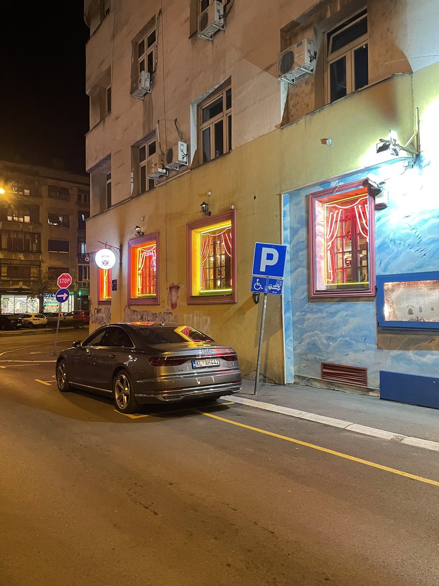 Vladetina 26, vozilo parkirano na mestu za invalide <a href="/prijavi_problem/">Servisnicentar</a>
