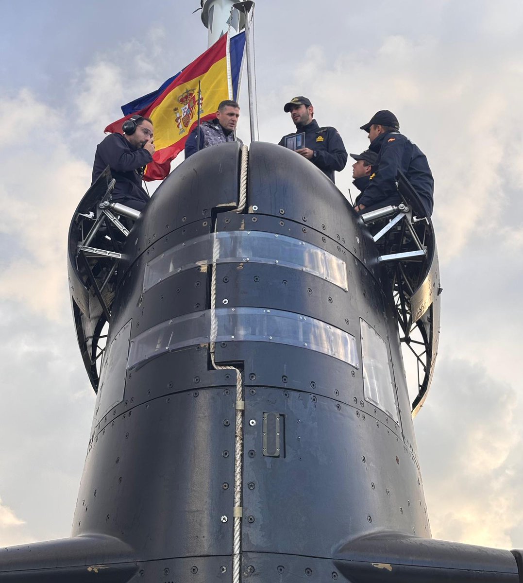 Defensagob's tweet image. El &apos;Isaac Peral&apos; S-81 ha atracado en Souda, Creta, donde ha recibido la visita del embajador de España en Atenas, Jorge Domecq Fernández de Bobadilla.

El buque de la @Armada_esp refuerza el compromiso de España con la defensa y seguridad marítimas #SeaGuardian #OTAN #MOPS