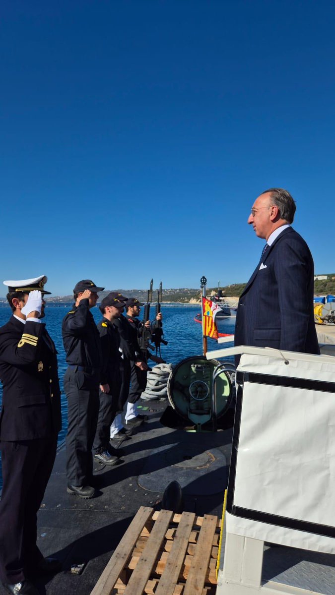 Defensagob's tweet image. El &apos;Isaac Peral&apos; S-81 ha atracado en Souda, Creta, donde ha recibido la visita del embajador de España en Atenas, Jorge Domecq Fernández de Bobadilla.

El buque de la @Armada_esp refuerza el compromiso de España con la defensa y seguridad marítimas #SeaGuardian #OTAN #MOPS