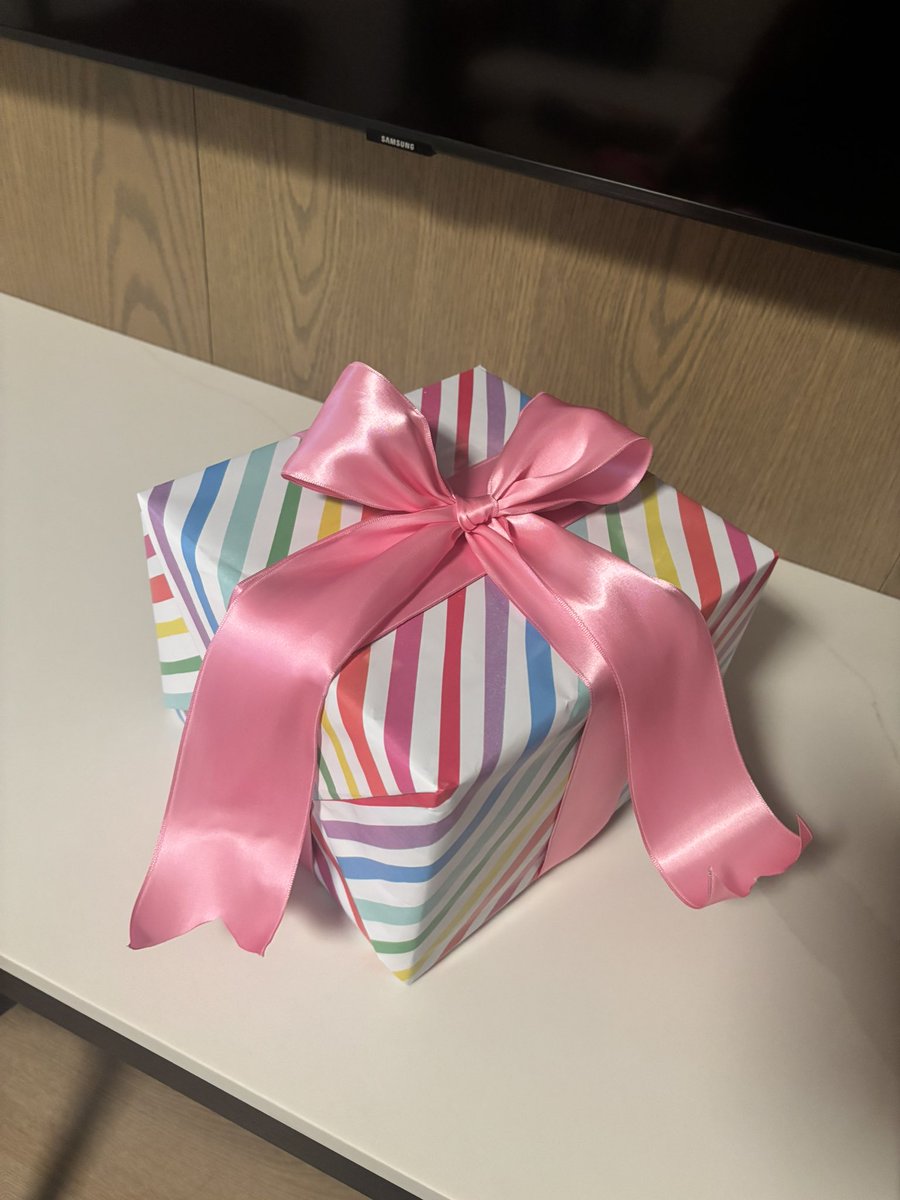 Tanzomatic's tweet image. I love wrapping presents :•]