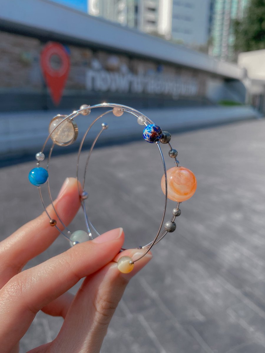 ชอบกำไลเส้นนี้มากเลย คอนเสปต์ระบบสุริยะ แต่ไม่มีพระอาทิตย์เพราะข้อมือเราก็คือพระอาทิตย์ 🥺✨

โลกเค้าทำน่ารัก มีพระจันทร์ด้วย ดาวพฤหัสสีส้มดวงใหญ่สุดก็มีดวงจันทร์ 4 ดวง ไอโอ ยูโรปา แกนีมีด คัลลิสโต แล้วดาวเสาร์ก็มีวงแหวน วงแหวนน้ำแข็ง!