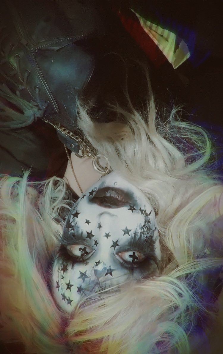 11.12∔BlackHole
∔PENTA OBSCURA∔2本目Thxでちた💋∔∔.

今回僕は星屑の様な何かになってみた☻ョ笑
ブラホさん。
DazzlingBADとして初めて立ったステージ。
その頃とは全く違う景色､空気､皆の存在､全てが本当に違った事を痛感しましたまる。

｢よかった｣

皆様に改めてありあとman🦄∔∔.