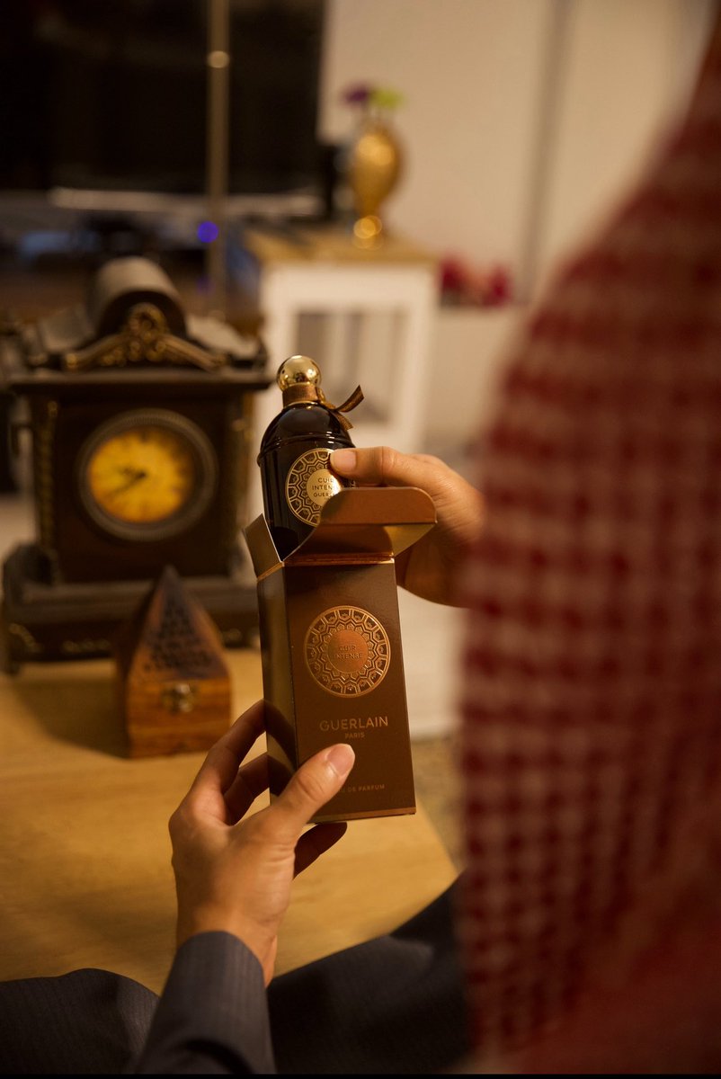 كنت أظن الريح جابت
عطرك يسلم علي ! 
كنت أظن الشوق جابك
تجلس بجنبي شوي ..! 💔 🎻