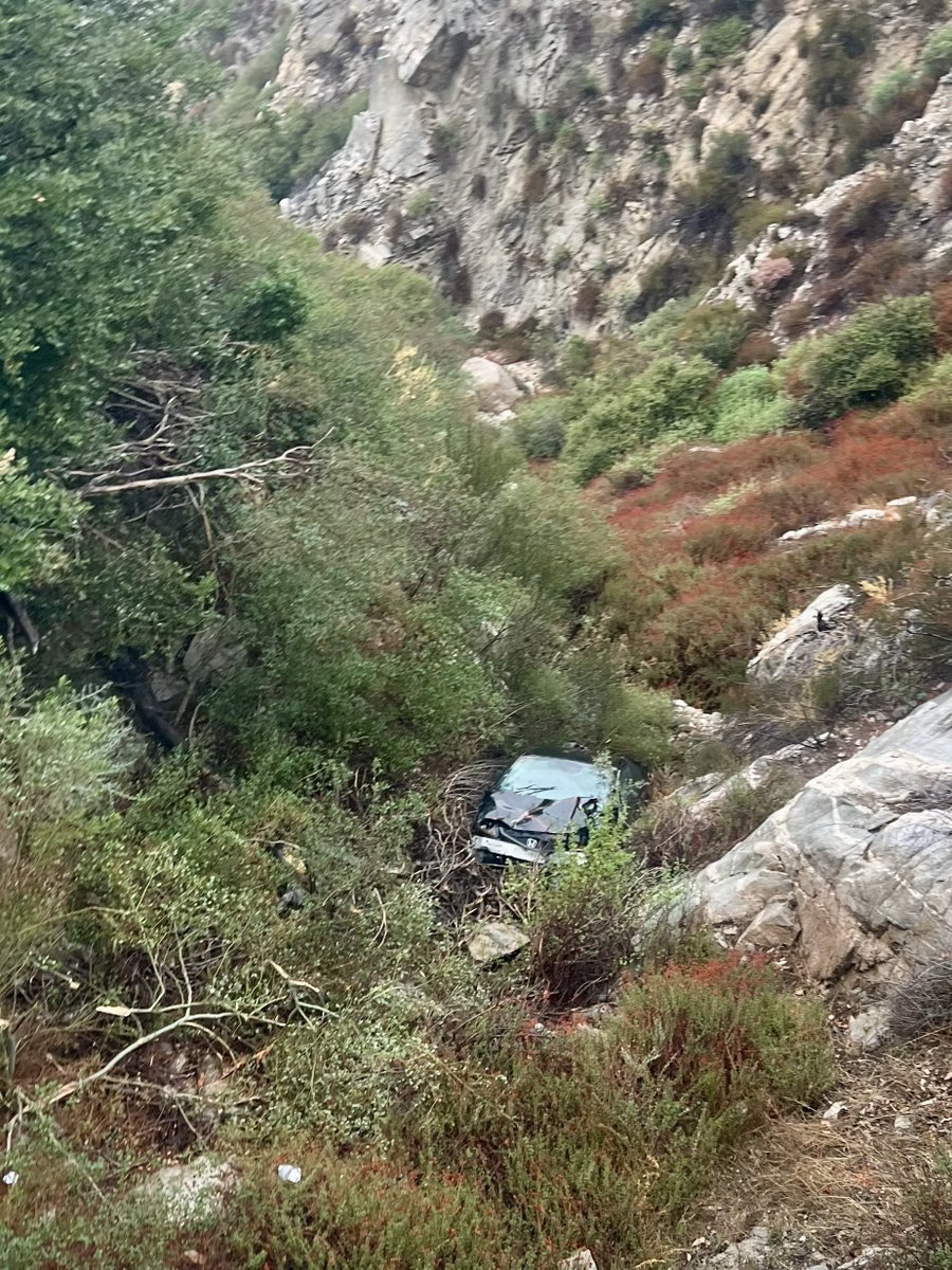 MontroseSAR's tweet photo. 🚨 We responded to a vehicle 350 ft over the side near MM 22 on Angeles Forest Hwy. @LACoFD Station 82 treated the victim as we cleared the scene.

⚠️ Roads are slick—slow down in wet weather and drive with caution. It could save a life.
#MontroseSAR #DriveSafe #LASD https://t.co/xdaJ8iPBh1